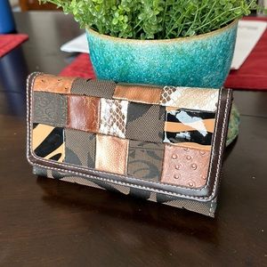 Trifold wallet in excellent condition and snaps and zippers all work (SKU 223)